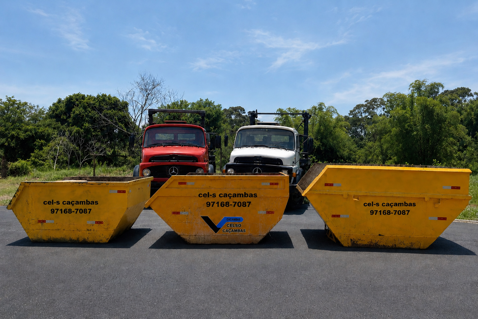 Caçambas amarelas da CEL-S Caçambas com os caminhões da frota ao fundo